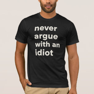 T-Shirt med Citatet "Diskutera Aldrig Med En Idiot