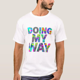 T-shirt med färgglatt mönster och texten 'Doing My