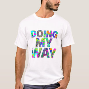 T-shirt med färgglatt mönster och texten 'Doing My