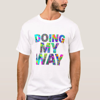 T-shirt med färgglatt mönster och texten 'Doing My