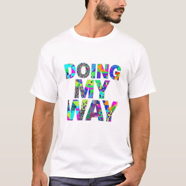 T-shirt med färgglatt mönster och texten 'Doing My (Framsida)