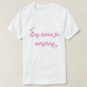 T-shirt med 'Hundkysser Fixar Allt' – Söt Rolig Hu