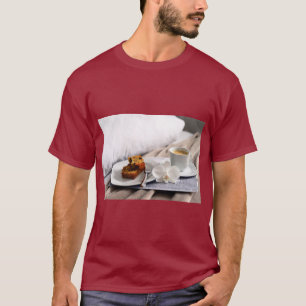 T-shirt med kaffe och frukost i sängen