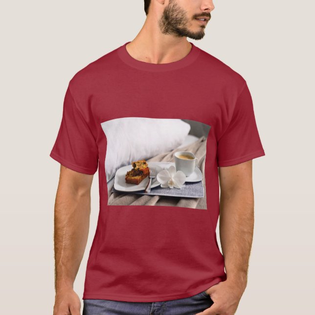 T-shirt med kaffe och frukost i sängen (Framsida)