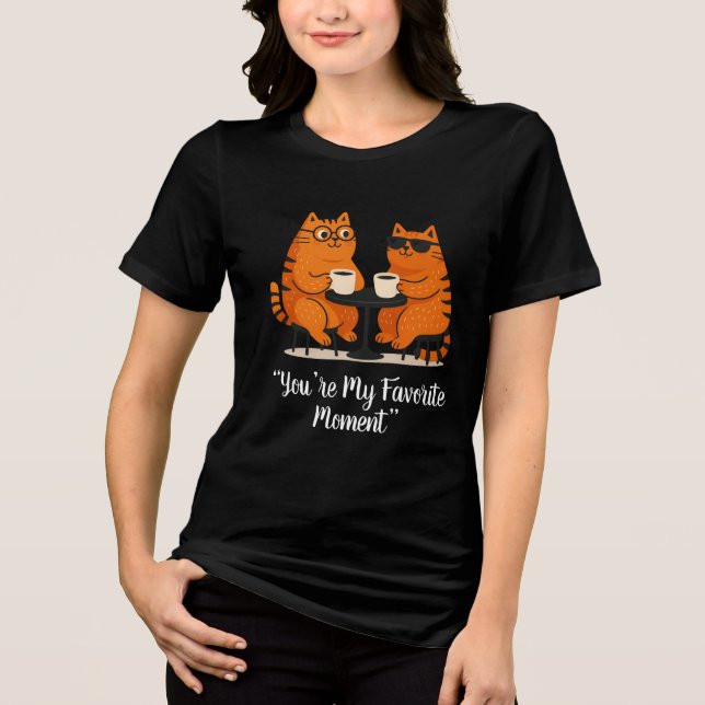 T-shirt med kattpar på kaffedatumen (Framsida)