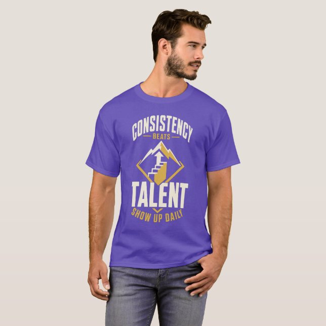 T-shirt med Konsistens Slår Rå Talent | Premium Da (Hel framsida)
