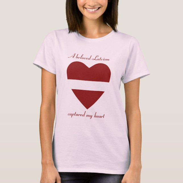 T-shirt med Lettlands flagga och hjärta (Framsida)