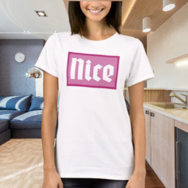 T-shirt med Nice Pink Box-typografi (Skapare uppladdad)