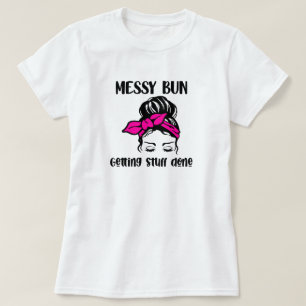 T-shirt med oordnad buns frisyr