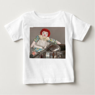 T-shirt Raggedy Ann doll bakes cookies