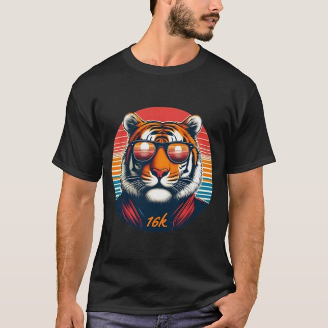 T-shirt Tigre Stylé - Look Rétro avec Lunettes de  (Framsida)