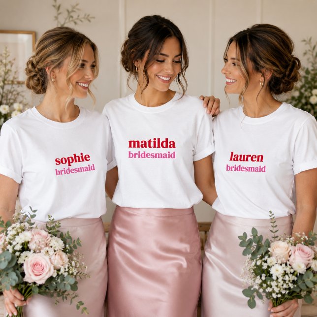 T-shirts för brudtärnor | Bröllopsparty och möhipp (Personalized bridesmaid T-shirts with custom names for bridal party photos and gifts.)