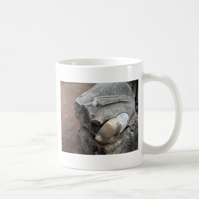 Tå av staty i romerska ruiner kaffemugg (Höger)