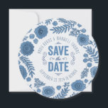 Ta bort blå vattenfärgsblommor Spara datumet<br><div class="desc">En delikat krans med vattenfärg illustrerade blommor ram när du sparade datuminformationen för en modern,  rustik design som också innehåller förlovningens foto på baksidan.</div>