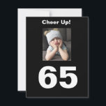 Ta det lugnt! 65e Birthday Funny 65 Grumpy Cute Gi<br><div class="desc">Ha roligt att skicka en 65e födelsedagsönskan med ett "Cheer up!"-kort. Njut av firande-versen på baksidan av detta fet svarta,  vita och gult kort. Den roliga,  roliga flickan lägger till ett vismiskt stil till det spännande 65-årsmeddelandet.</div>