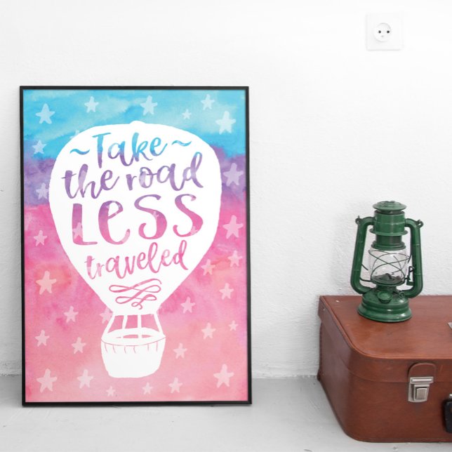 Ta en mindre resande vattenfärgssoffert poster (A watercolor typography quote art poster in shades of blue, purple and pink. )
