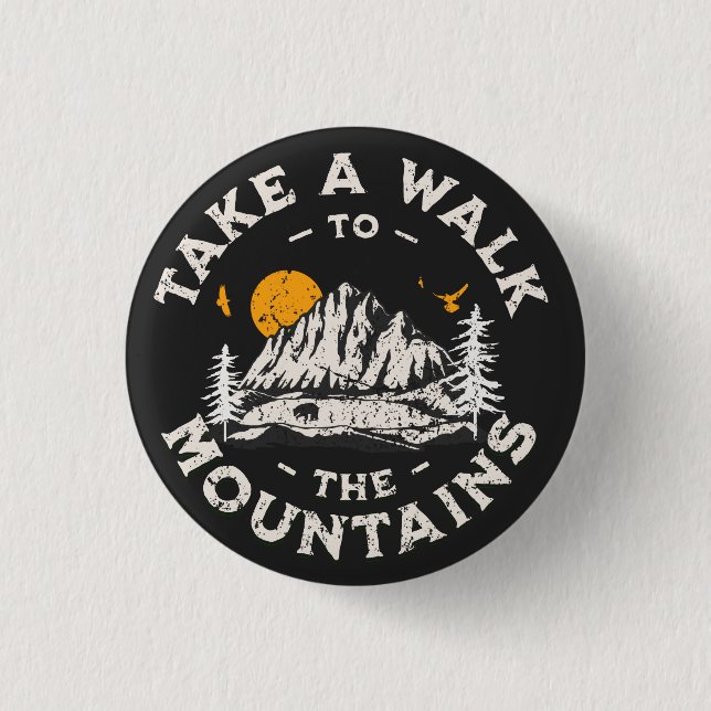 Ta en promenad till bergen utanför Äventyr Knapp (Framsida)