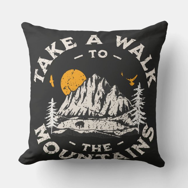 Ta en promenad till bergen utanför Äventyr Kudde (Framsida)