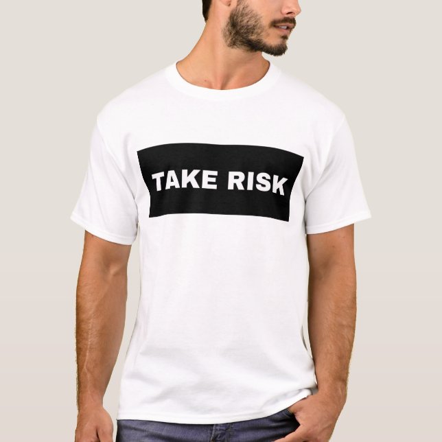 TA EN RISK. T-SHIRT MED TEXT (Framsida)