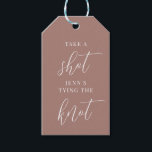 Ta en Shot, hon Gifter sig Bachelorette Presentetikett<br><div class="desc">Få party att börja med dessa söta märkre i möhippor eller höns. Designfunktionerna "take a shot,  [Namn} is gifter sig" i klassisk serif och calligraphy-skript som skriver på en terracotta-bakgrund med jordtoner.</div>