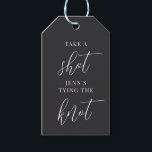 Ta en Shot, hon Gifter sig Bachelorette Presentetikett<br><div class="desc">Få party att börja med dessa söta märkre i möhippor eller höns. Designfunktionerna "ta en bild,  [Namn} är gifter sig" i den klassiska serif- och calligraphy-skripttexten.</div>