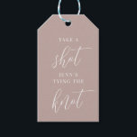 Ta en Shot, hon Gifter sig Bachelorette Presentetikett<br><div class="desc">Få party att börja med dessa söta märkre i möhippor eller höns. Designfunktionerna "take a shot,  [Namn} is gifter sig" i klassiskt serif och calligraphy-skript med text på en dammig ro rosa taupe-bakgrund.</div>