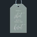 Ta en Shot, hon Gifter sig Bachelorette Presentetikett<br><div class="desc">Få party att börja med dessa söta märkre i möhippor eller höns. Designfunktionerna "take a shot,  [Namn} is gifter sig" i klassiskt serif och calligraphy-skript som skrivs på en dammig grönt bakgrund.</div>