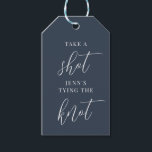 Ta en Shot, hon Gifter sig Bachelorette Presentetikett<br><div class="desc">Få party att börja med dessa söta märkre i möhippor eller höns. Designfunktionerna "ta en bild,  [Namn} är gifter sig" i klassiskt serif- och calligraphy-skript med text på en marin blå bakgrund.</div>