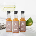 Ta en Shot, hon Gifter sig Bachelorette Spritflaskor Etikett<br><div class="desc">Få party att börja med de här söta flaska-etiketterna för möhippor eller höns. Designfunktionerna "take a shot,  [Namn} is gifter sig" i det moderna blocket och handskisserade skriptbokstäver på en jordtonsbakgrund av terracotta.</div>