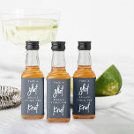 Ta en Shot, hon Gifter sig Bachelorette Spritflaskor Etikett<br><div class="desc">Få party att börja med de här söta flaska-etiketterna för möhippor eller höns. Designfunktionerna "ta ett skott,  [Namn} är gifter sig" i det moderna blocket och handskisserade skriptbokstäver på en marin blå bakgrund.</div>