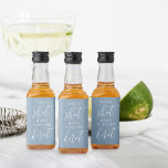 Ta en Shot, hon Gifter sig Bachelorette Spritflaskor Etikett<br><div class="desc">Få party att börja med de här söta flaska-etiketterna för möhippor eller höns. Designfunktionerna "take a shot,  [Namn} is gifter sig" i klassisk serif och calligraphy-skript som skrivs på en dammig blå bakgrund.</div>