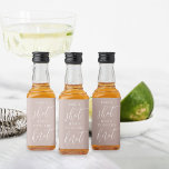 Ta en Shot, hon Gifter sig Bachelorette Spritflaskor Etikett<br><div class="desc">Få party att börja med de här söta flaska-etiketterna för möhippor eller höns. Designfunktionerna "take a shot,  [Namn} is gifter sig" i klassiskt serif och calligraphy-skript med text på en dammig ro rosa taupe-bakgrund.</div>