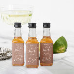 Ta en Shot, hon Gifter sig Bachelorette Spritflaskor Etikett<br><div class="desc">Få party att börja med de här söta flaska-etiketterna för möhippor eller höns. Designfunktionerna "take a shot,  [Namn} is gifter sig" i klassisk serif och calligraphy-skript som skriver på en jordtonsbakgrund terracotta rust.</div>