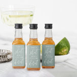 Ta en Shot, hon Gifter sig Bachelorette Spritflaskor Etikett<br><div class="desc">Få party att börja med de här söta flaska-etiketterna för möhippor eller höns. Designfunktionerna "take a shot,  [Namn} is gifter sig" i klassiskt serif och calligraphy-skript som skrivs på en dammig grönt bakgrund.</div>