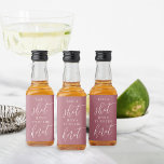 Ta en Shot, hon Gifter sig Bachelorette Spritflaskor Etikett<br><div class="desc">Få party att börja med de här söta flaska-etiketterna för möhippor eller höns. Designfunktionerna "take a shot,  [Namn} is gifter sig" i klassisk serif och calligraphy-skript som skrivs på en dammig ro rosa-bakgrunden.</div>