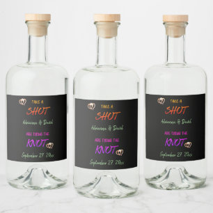 Ta En Skjut Engagerat Par Som Binder Knuten Anpass Spritflaskor Etikett