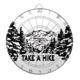 Ta ett monokromt bergslandskap med ett Hike-citat Darttavla