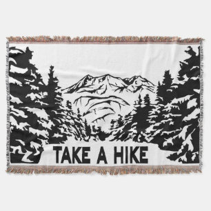 Ta ett monokromt bergslandskap med ett Hike-citat Filt