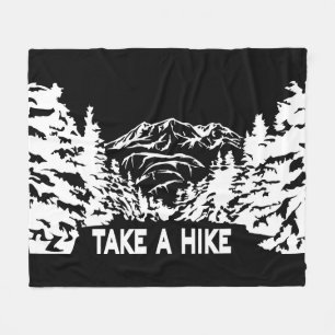 Ta ett monokromt bergslandskap med ett Hike-citat Fleecefilt