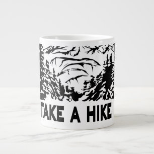 Ta ett monokromt bergslandskap med ett Hike-citat Jumbo Mugg