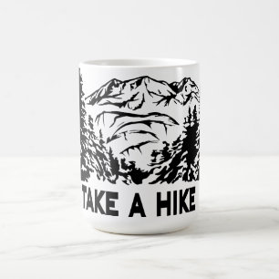 Ta ett monokromt bergslandskap med ett Hike-citat Kaffemugg