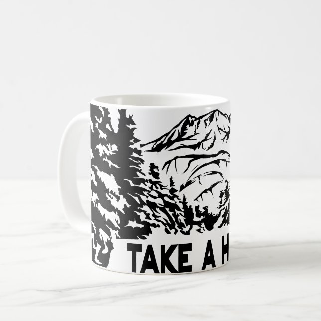 Ta ett monokromt bergslandskap med ett Hike-citat Kaffemugg (Framsida vänster)