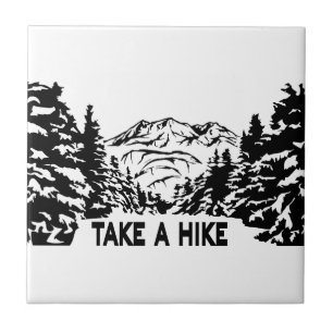 Ta ett monokromt bergslandskap med ett Hike-citat Kakelplatta