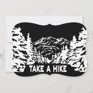 Ta ett monokromt bergslandskap med ett Hike-citat Kort