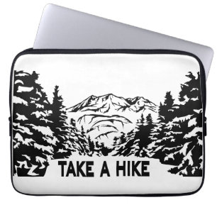 Ta ett monokromt bergslandskap med ett Hike-citat Laptop Fodral