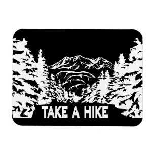 Ta ett monokromt bergslandskap med ett Hike-citat Magnet