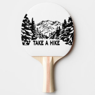 Ta ett monokromt bergslandskap med ett Hike-citat Pingisracket