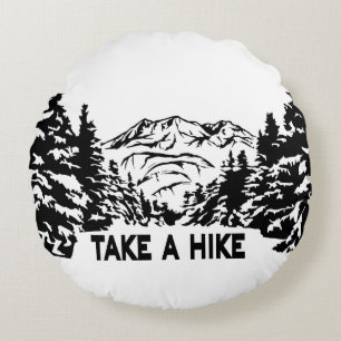 Ta ett monokromt bergslandskap med ett Hike-citat Rund Kudde