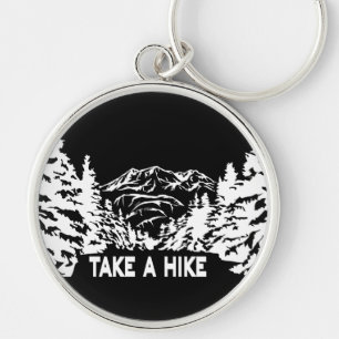 Ta ett monokromt bergslandskap med ett Hike-citat Rund Silverfärgad Nyckelring