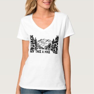 Ta ett monokromt bergslandskap med ett Hike-citat T Shirt
